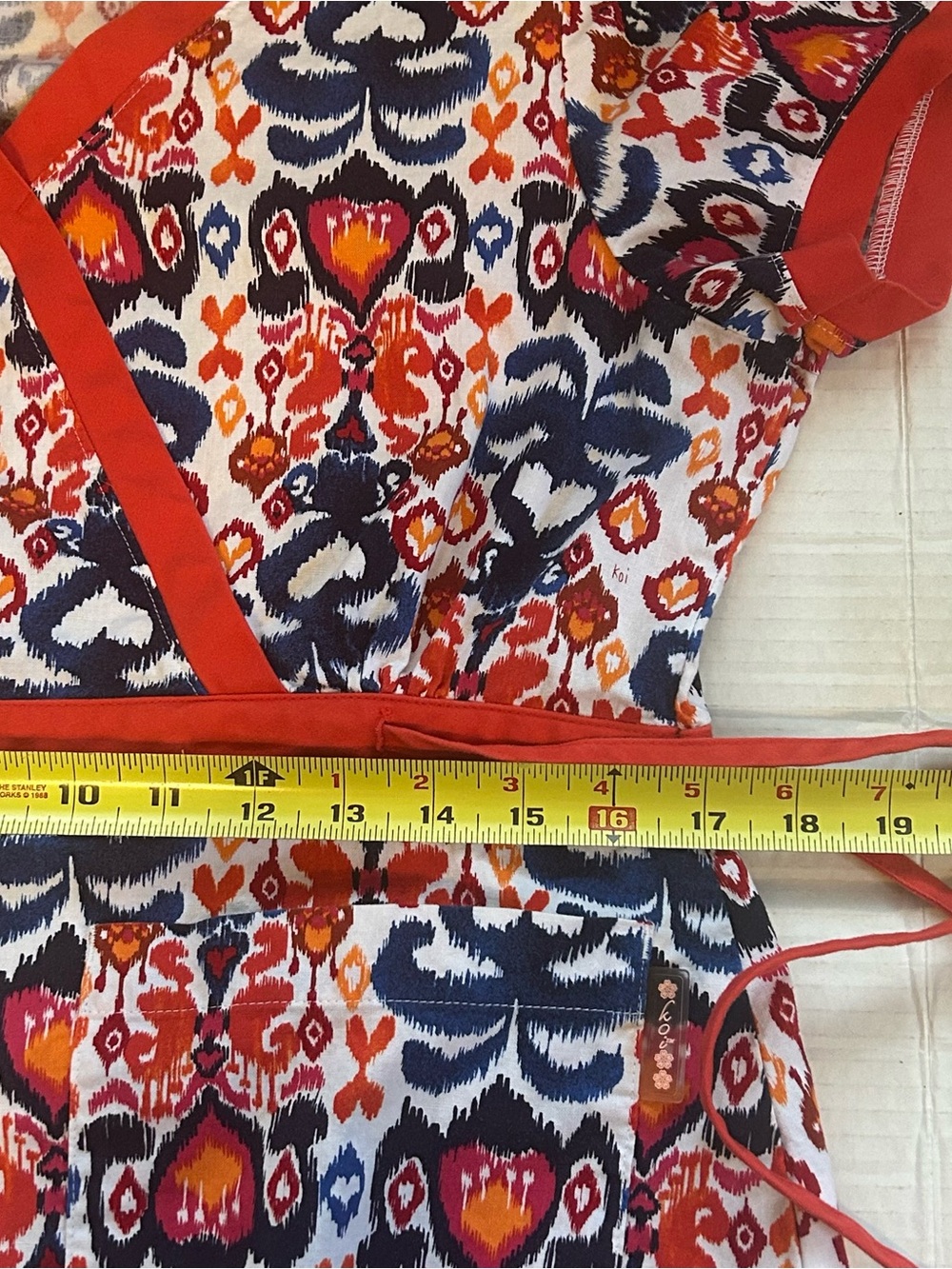 Koi Scrub Top Colorful Orange Multi V-neck Side Waist Tie Pockets Sz M - Picture 10 of 11